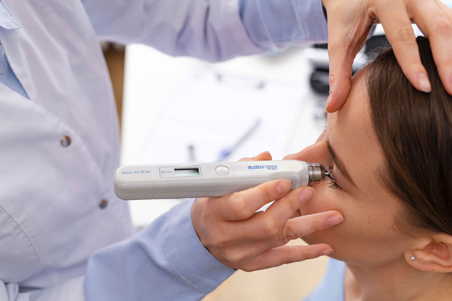 doutor-testando-a-vista-do-paciente